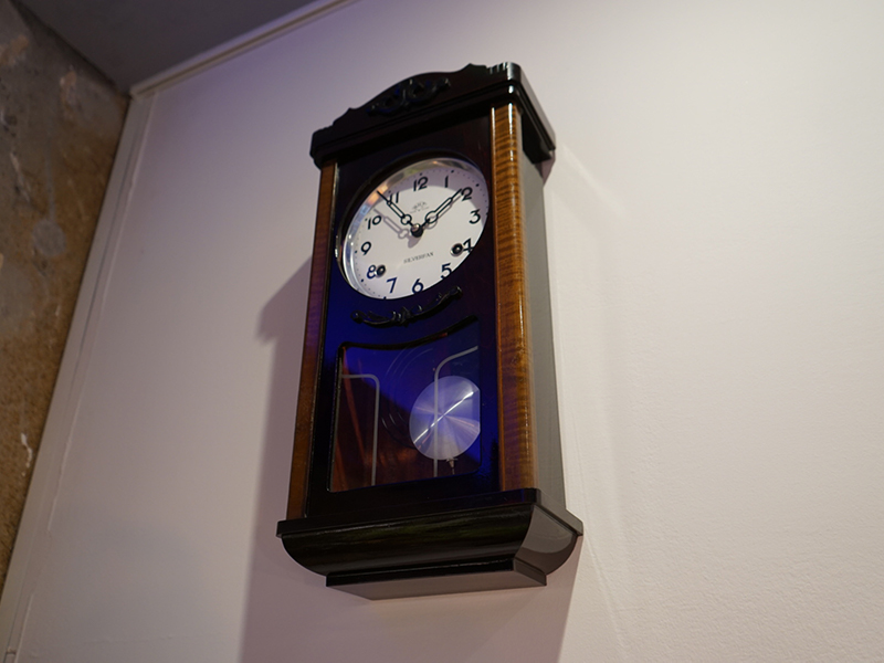 松崎商店　掛時計展示の様子